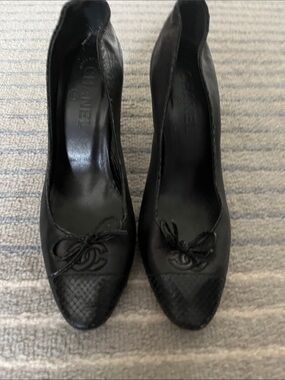 CHANEL Black Leather Cap-Toe Bow Heels